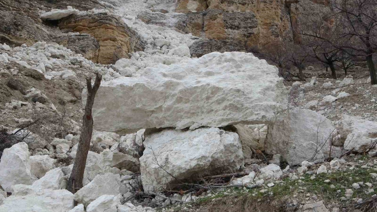Depremzedeler dehşet anlarını anlattı: “Böyle bir şey görmedik, dağlar bölük bölük bölündü”