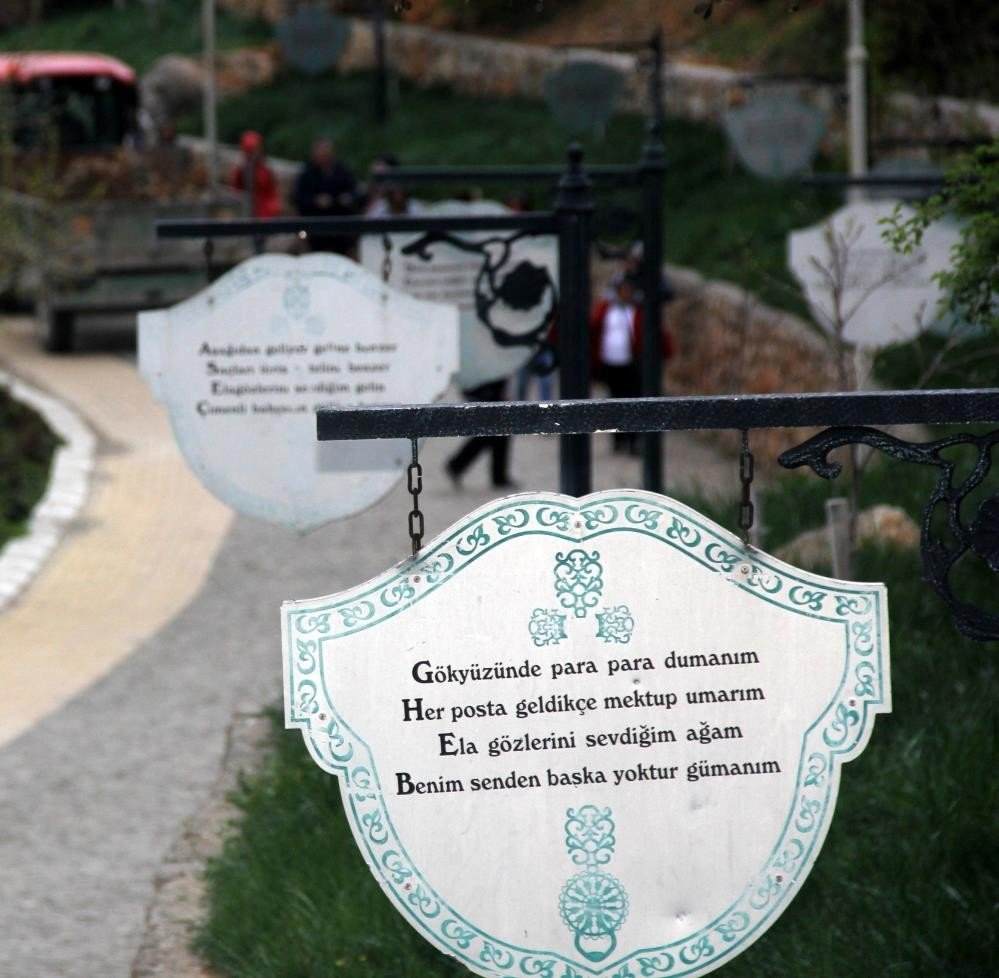 Osmanlı döneminde gurbete giden eşleri için söyledikleri dizeler Mani Yolunda sergileniyor