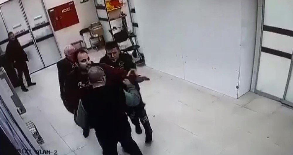 Pendik’te hastanede kendilerini kırmızı alana sokmayan güvenlikçiyi darbettiler