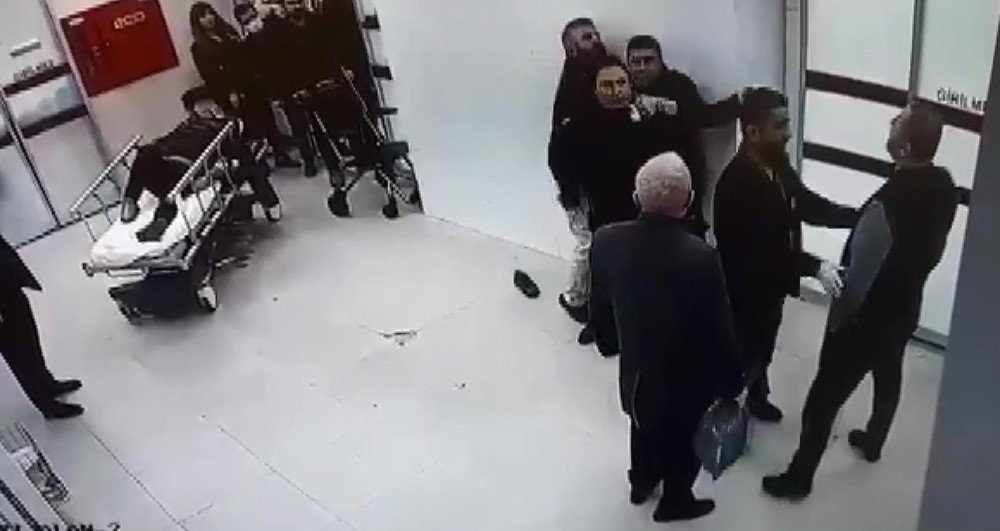 Pendik’te hastanede kendilerini kırmızı alana sokmayan güvenlikçiyi darbettiler