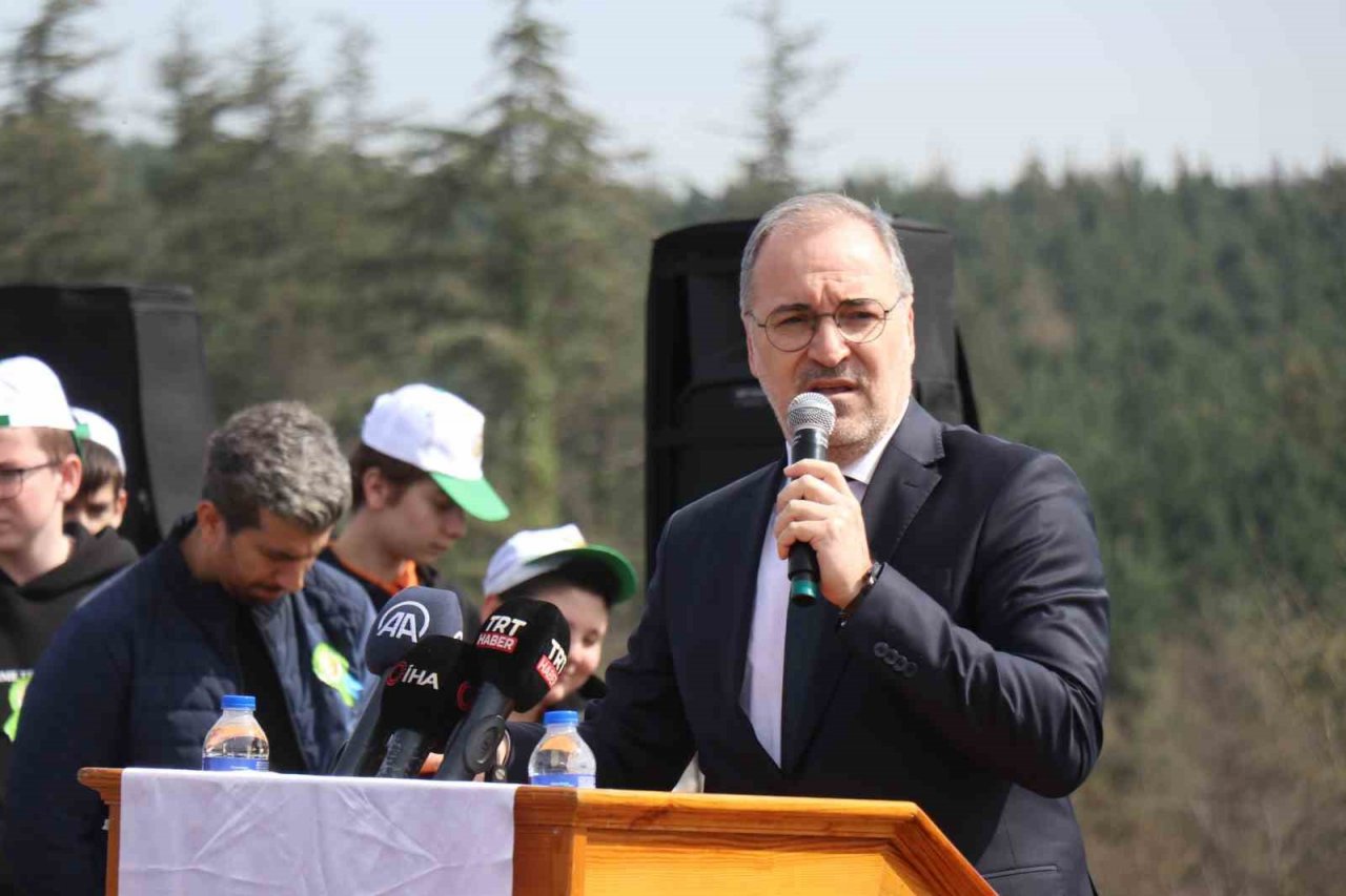 Deprem şehitleri anısına 3 bin 900 fidan toprakla buluştu