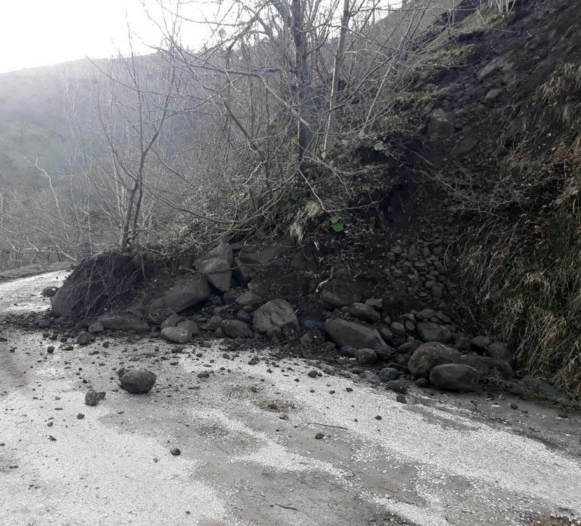 Heyelan mahalle yolunu kapattı