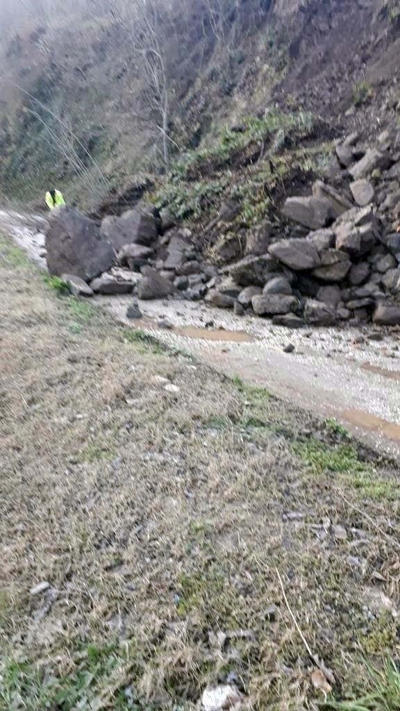 Heyelan mahalle yolunu kapattı