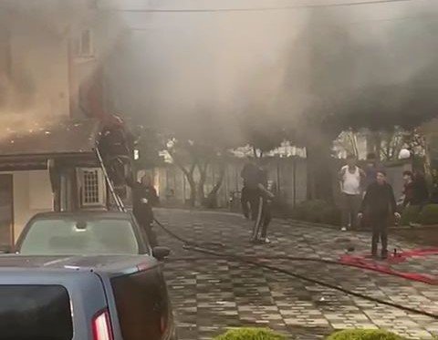 Araç kiralama şirketinde çıkan yangın söndürüldü