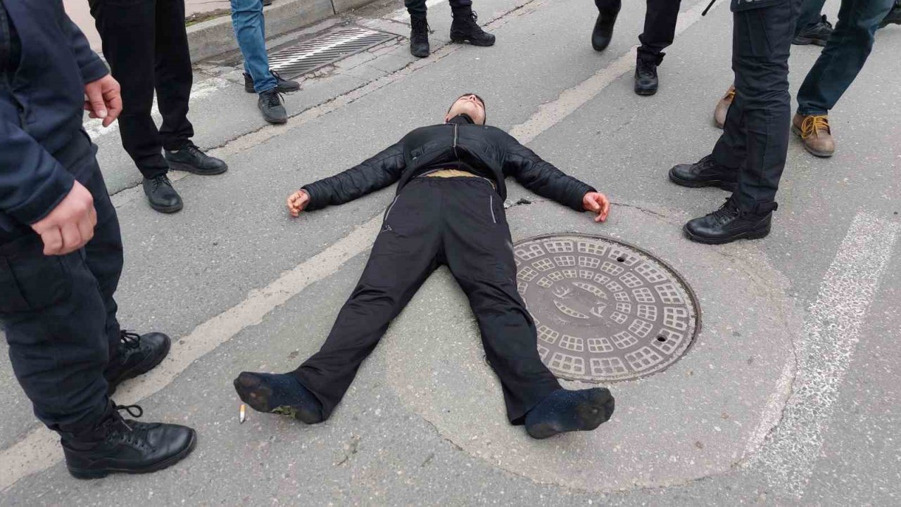 Kardeşini bıçaklayan genç sokakta baygın bulundu