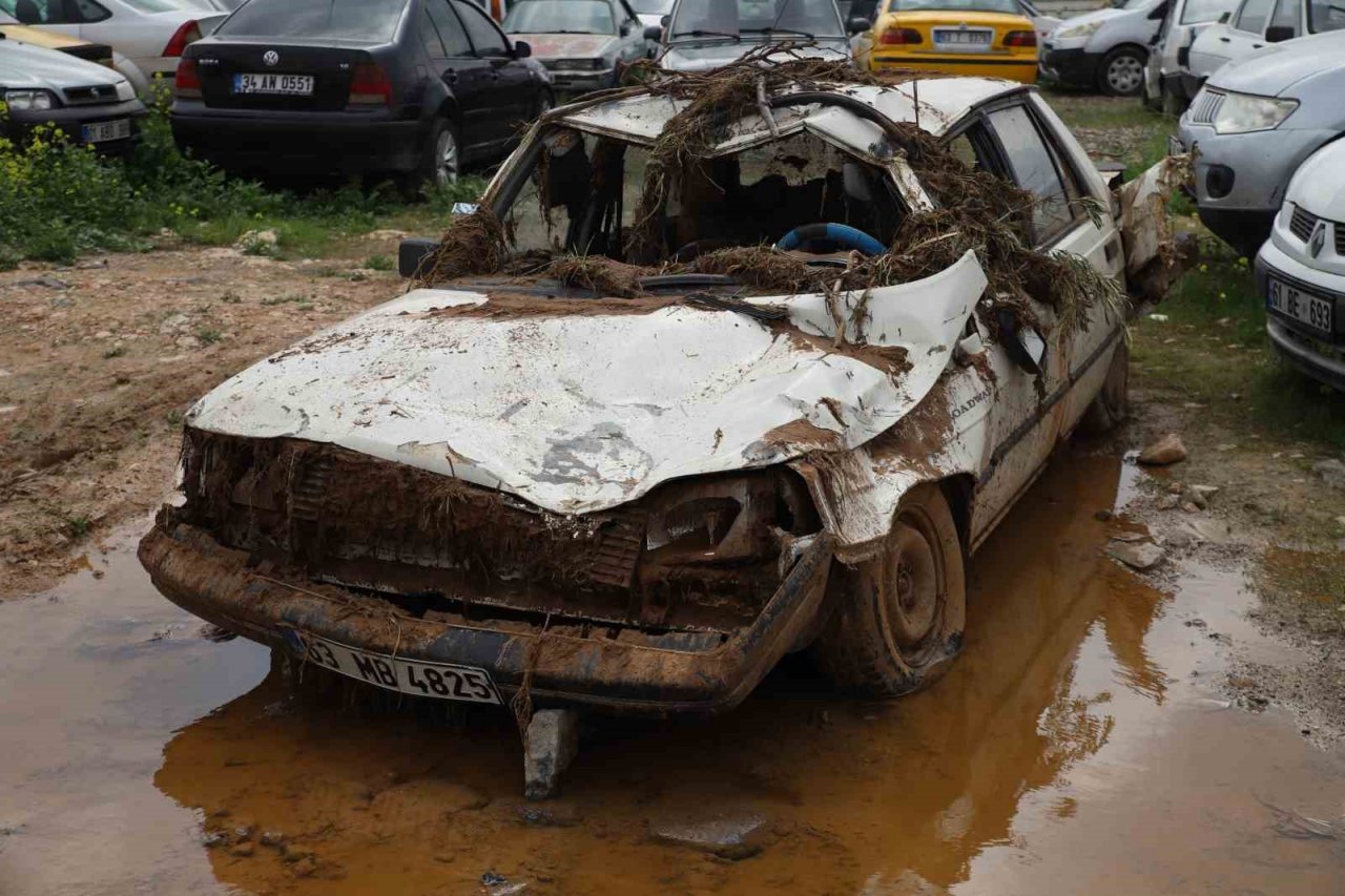 Sel sonrası otomobilini tanıyamadı