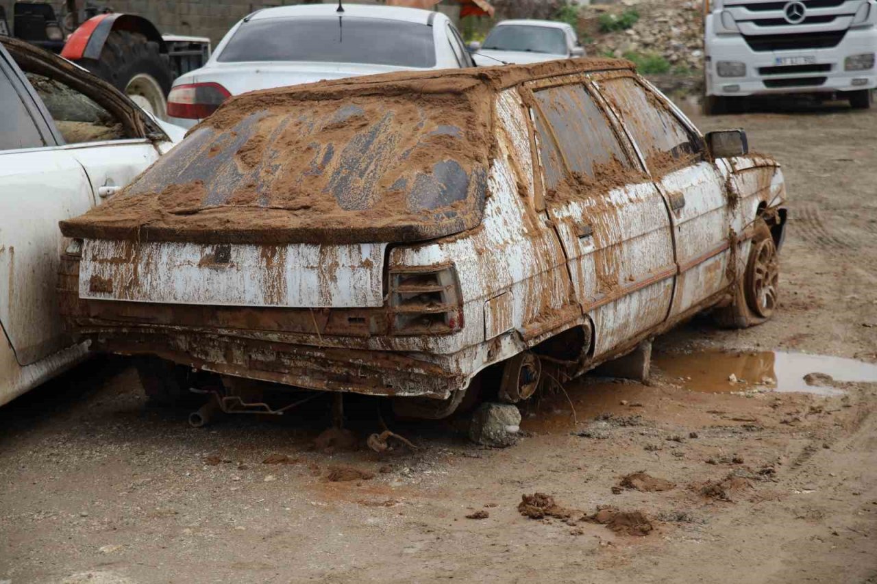 Sel sonrası otomobilini tanıyamadı
