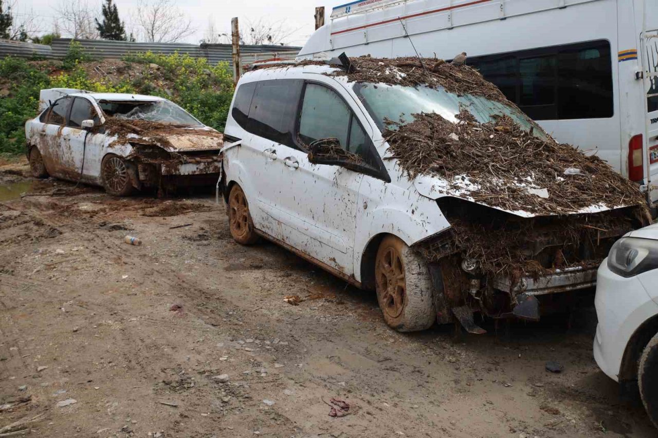 Sel sonrası otomobilini tanıyamadı