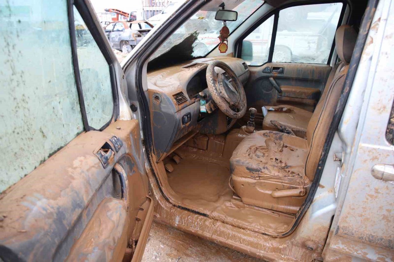 Sel sonrası otomobilini tanıyamadı