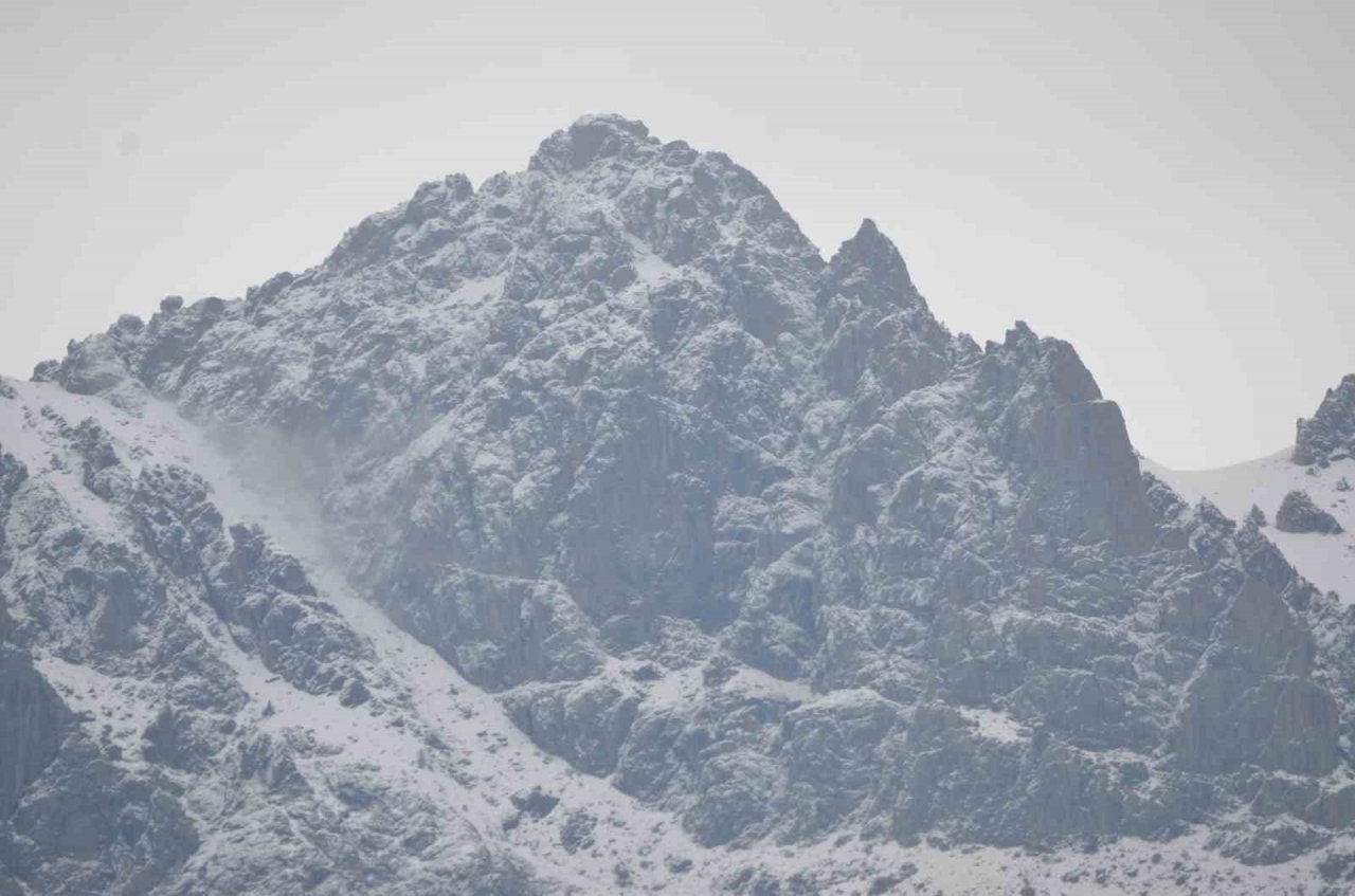 Şırnak’ta bahar beklerken kar geldi