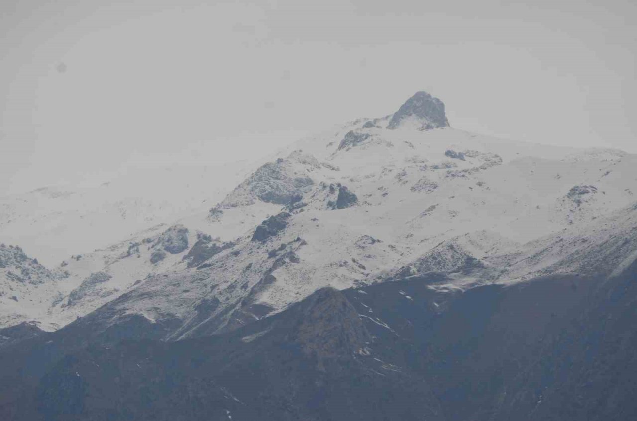 Şırnak’ta bahar beklerken kar geldi