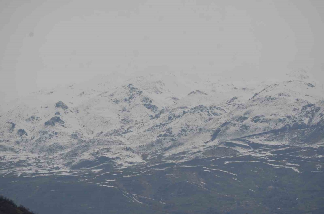 Şırnak’ta bahar beklerken kar geldi