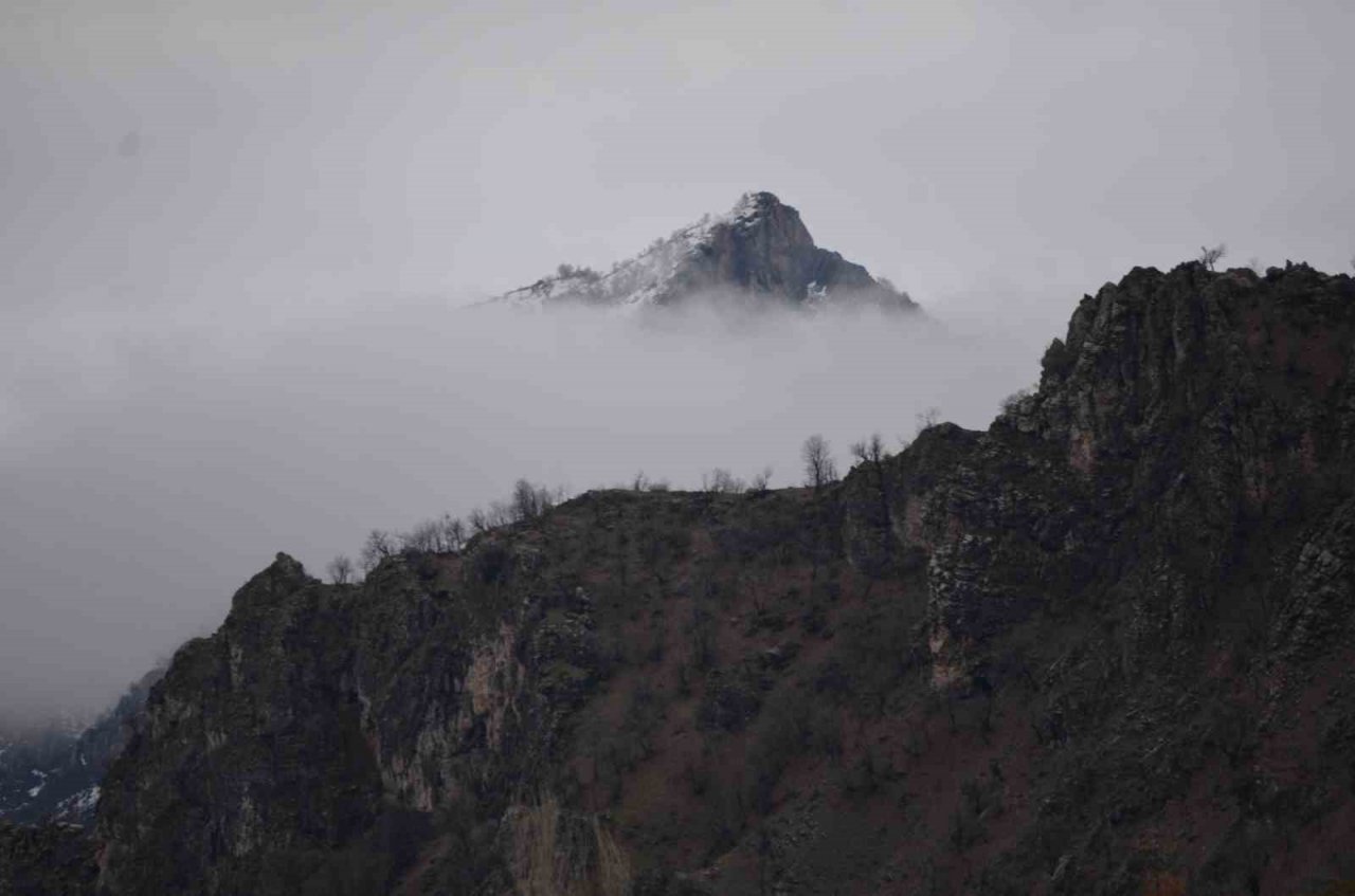Şırnak’ta bahar beklerken kar geldi