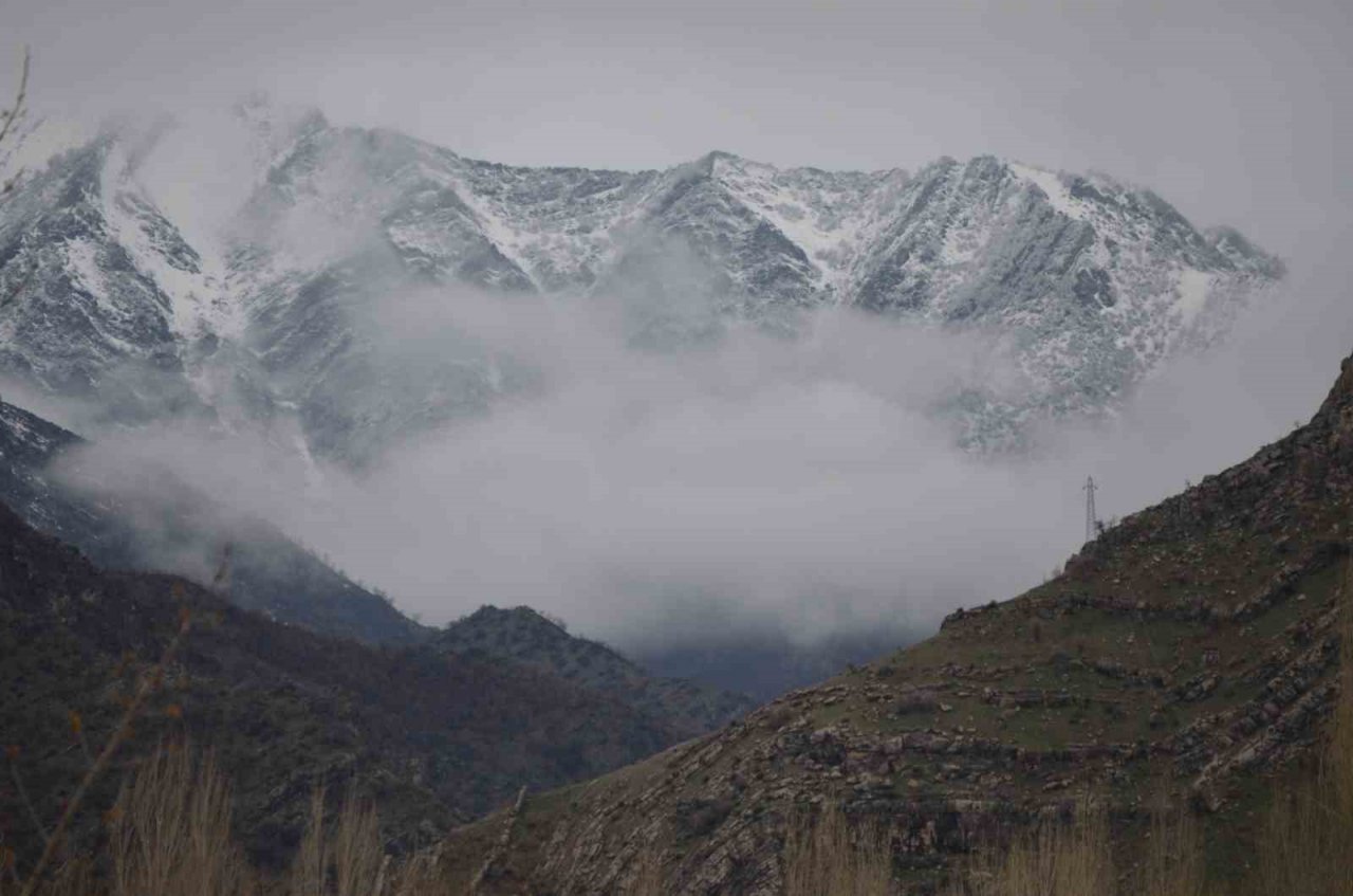 Şırnak’ta bahar beklerken kar geldi
