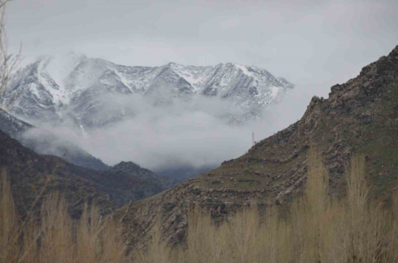 Şırnak’ta bahar beklerken kar geldi