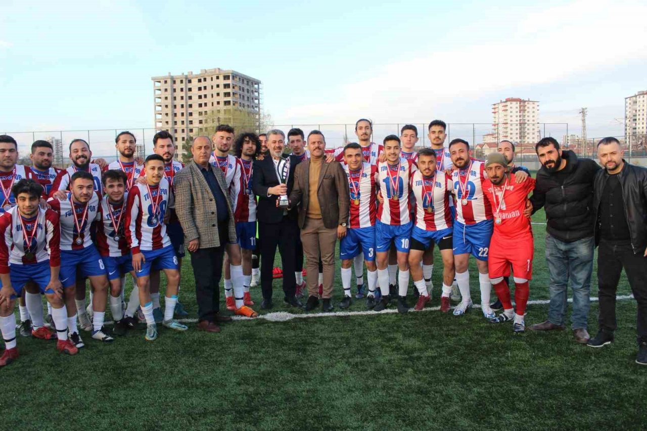 1966 Turanspor, kupasını aldı