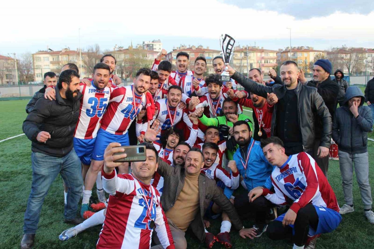 1966 Turanspor, kupasını aldı