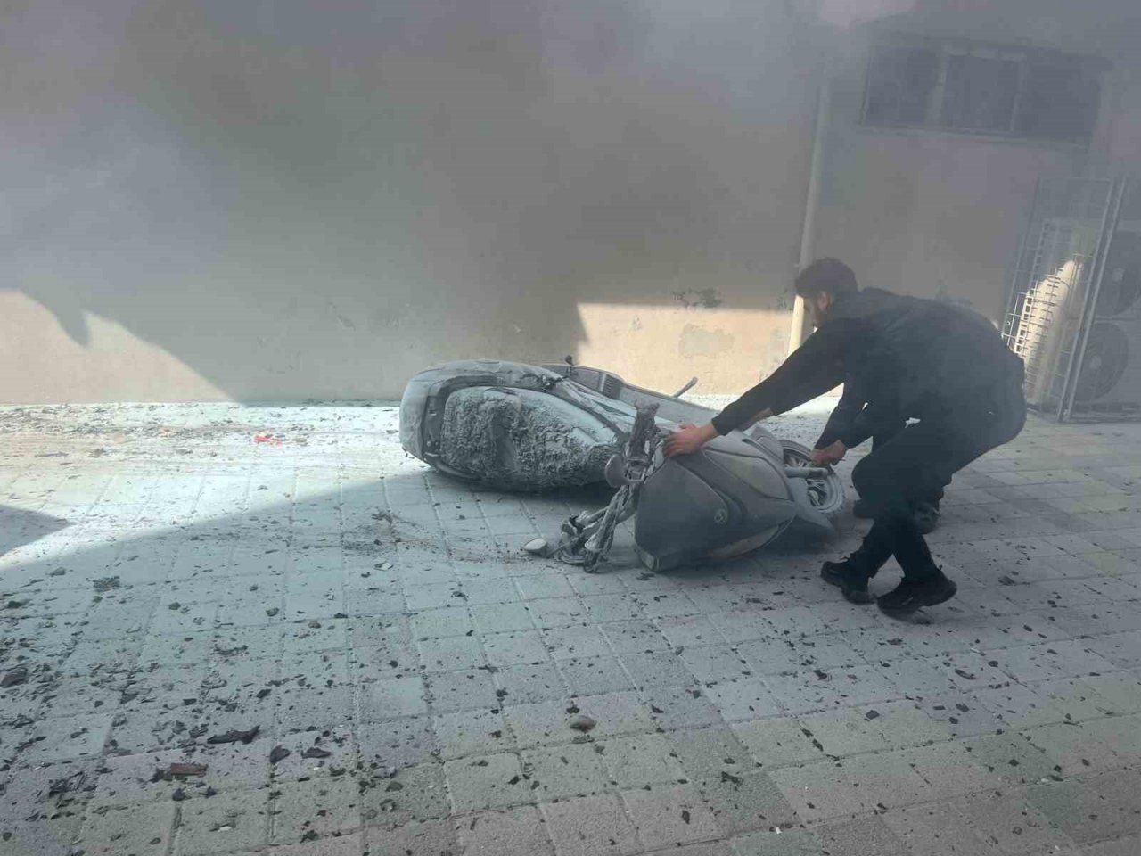 Motosiklet ve konteyner alev alev yandı