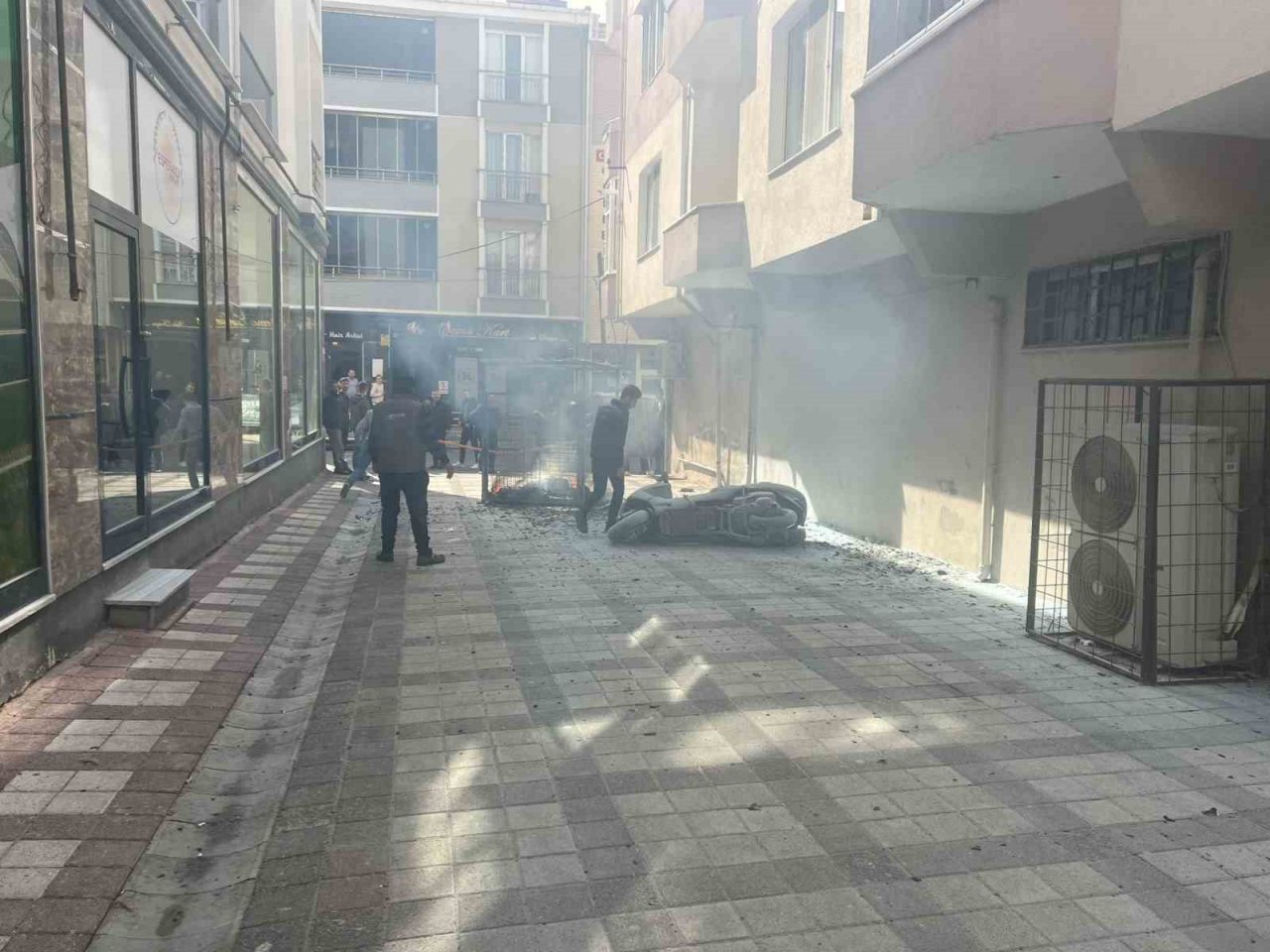 Motosiklet ve konteyner alev alev yandı