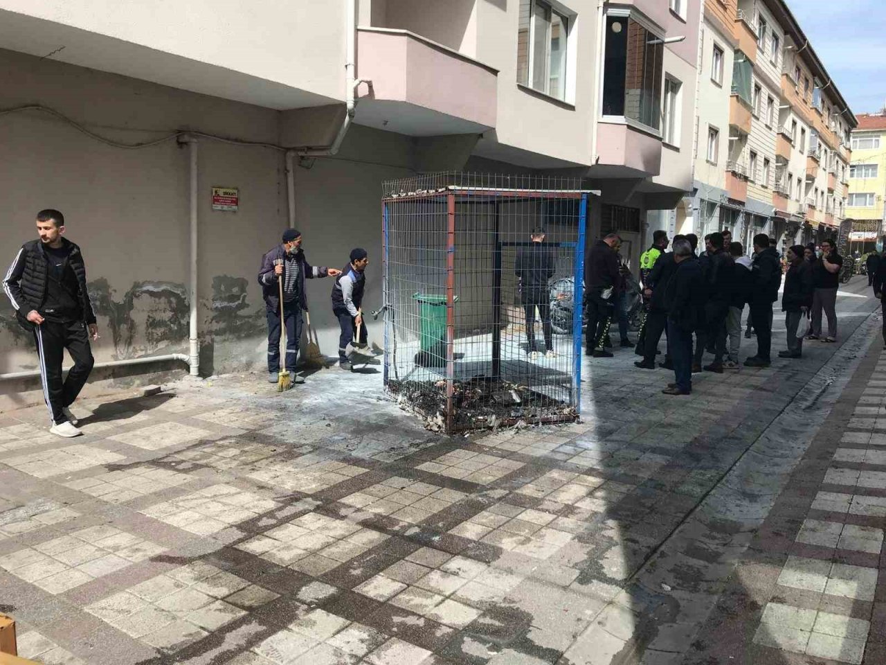 Motosiklet ve konteyner alev alev yandı