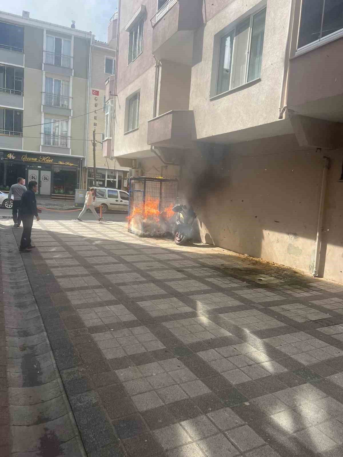 Motosiklet ve konteyner alev alev yandı
