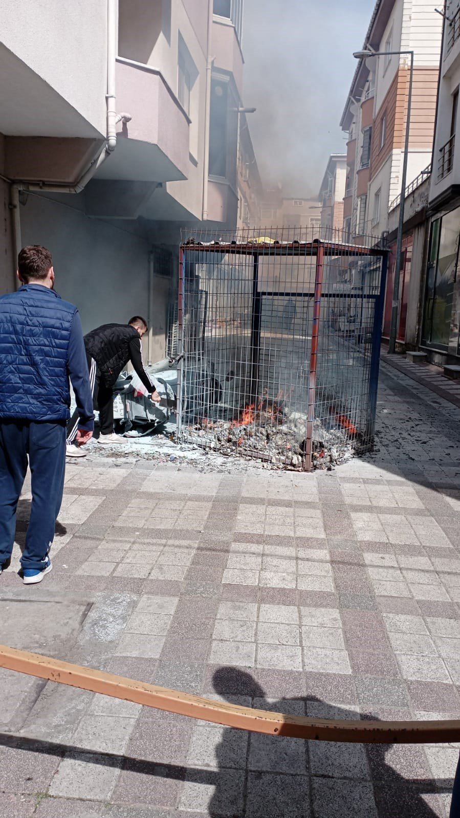 Motosiklet ve konteyner alev alev yandı