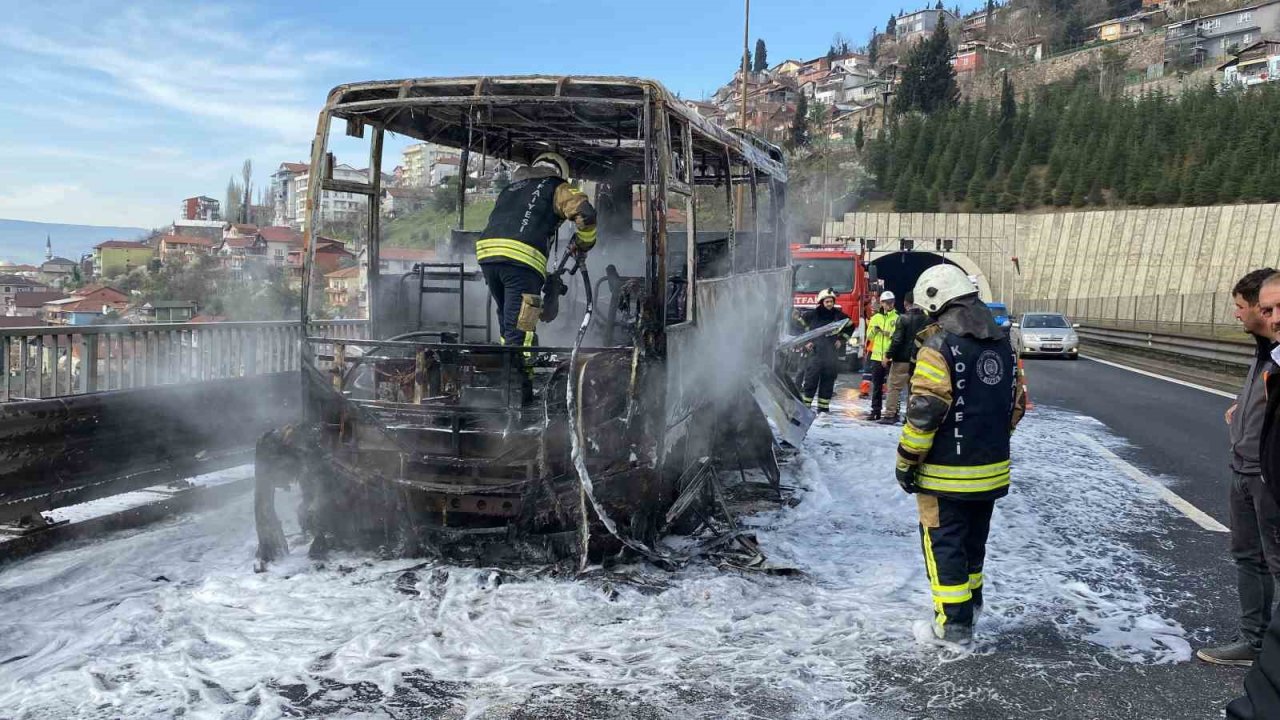 TEM’de minibüs alev topuna döndü
