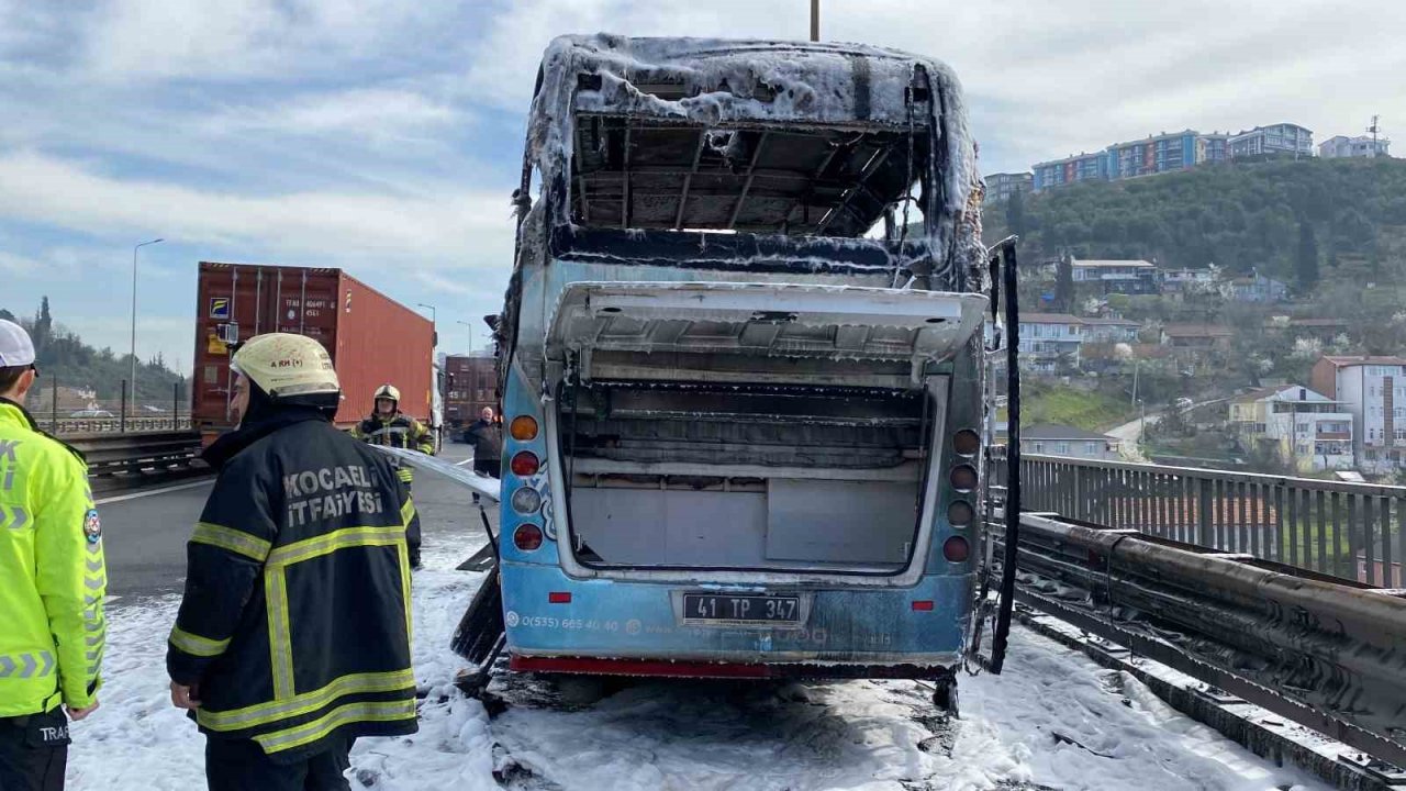 TEM’de minibüs alev topuna döndü