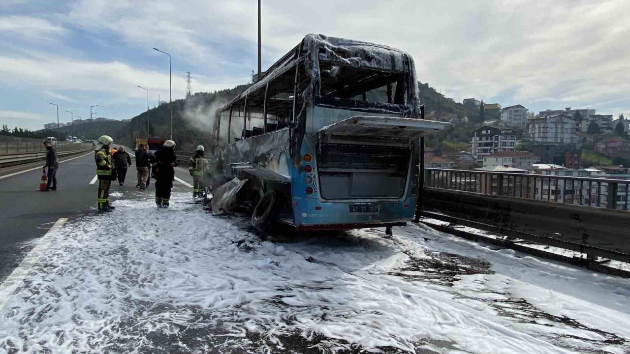 TEM’de minibüs alev topuna döndü