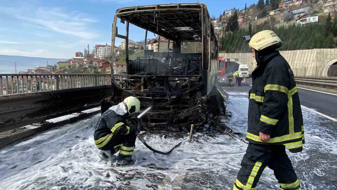 TEM’de minibüs alev topuna döndü