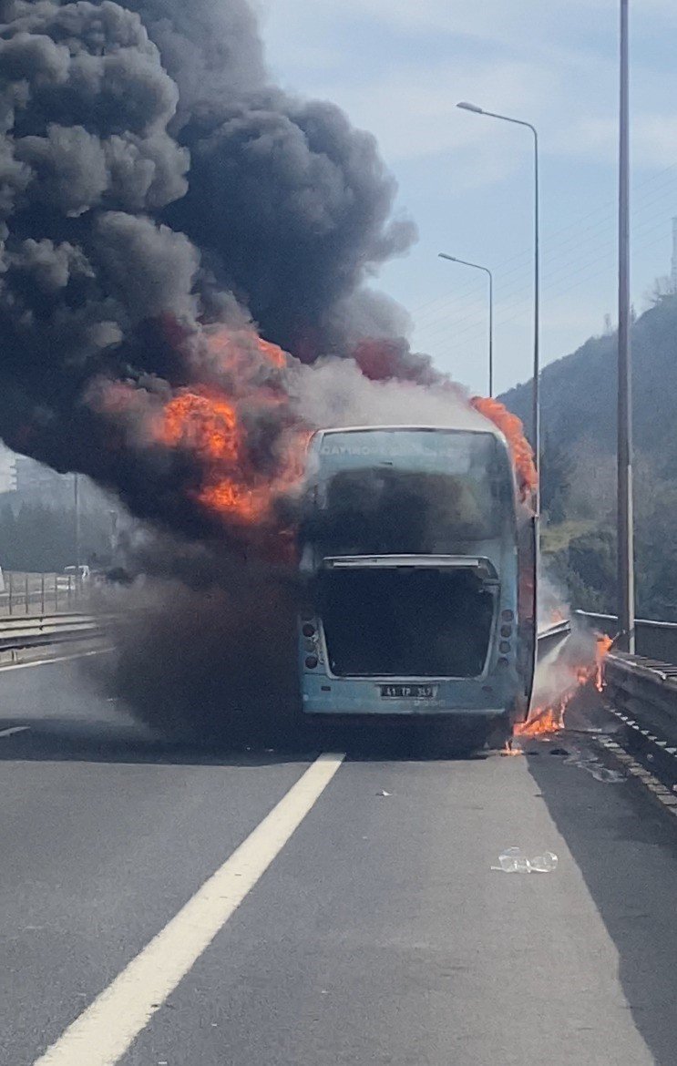 TEM’de minibüs alev topuna döndü
