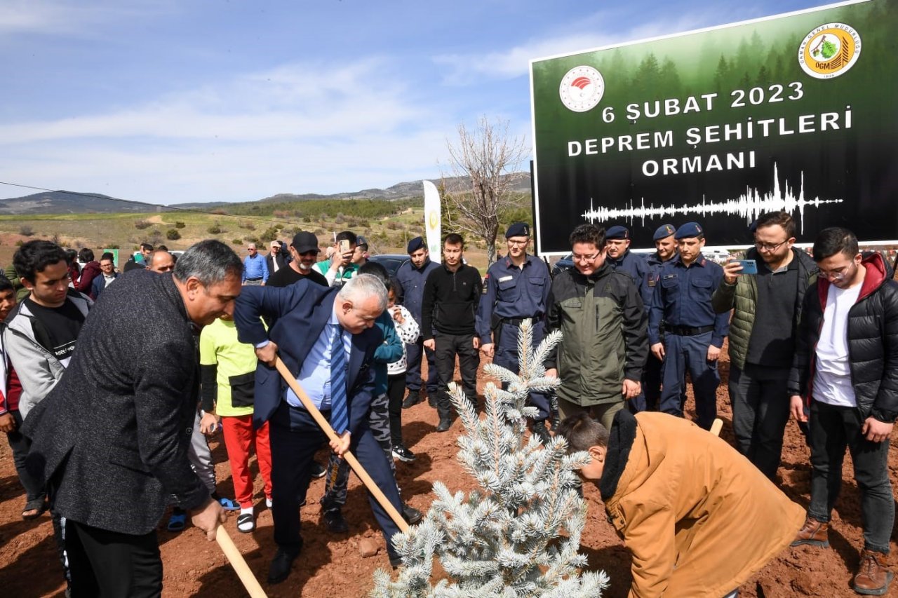 Uşak’ta Deprem Şehitleri Ormanında ilk fidanlar toprakla buluştu