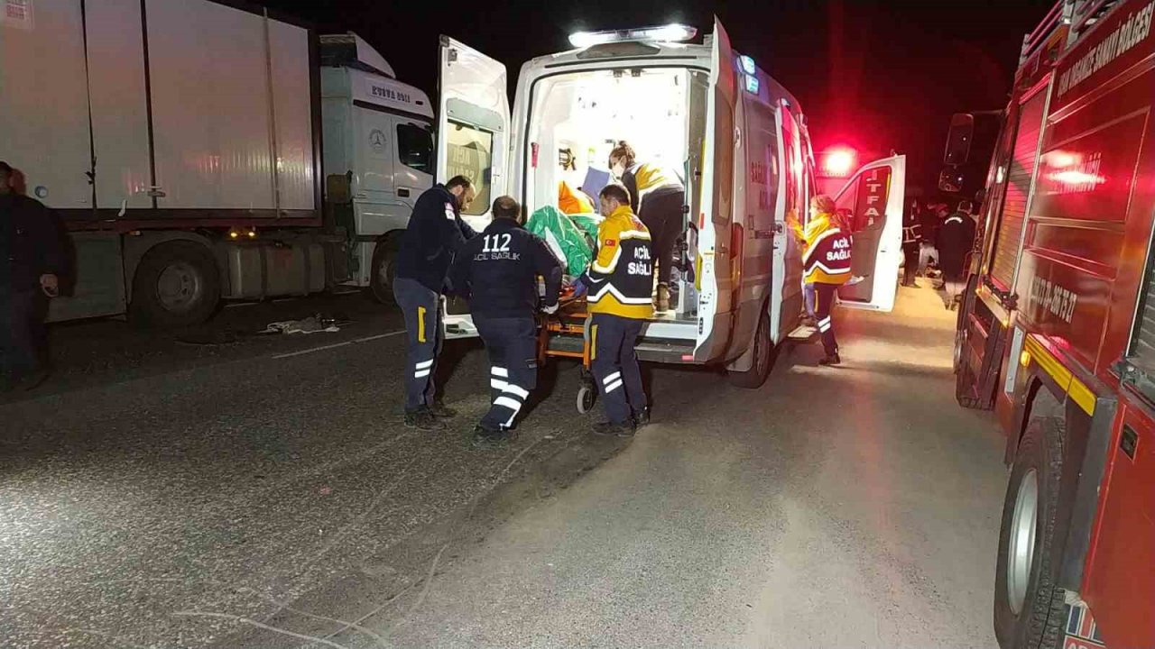 Otomobil ile tır çarpıştı: 1 ölü, 3 yaralı