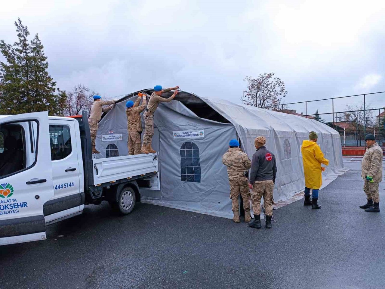 Van jandarmasının deprem bölgesindeki çalışması devam ediyor