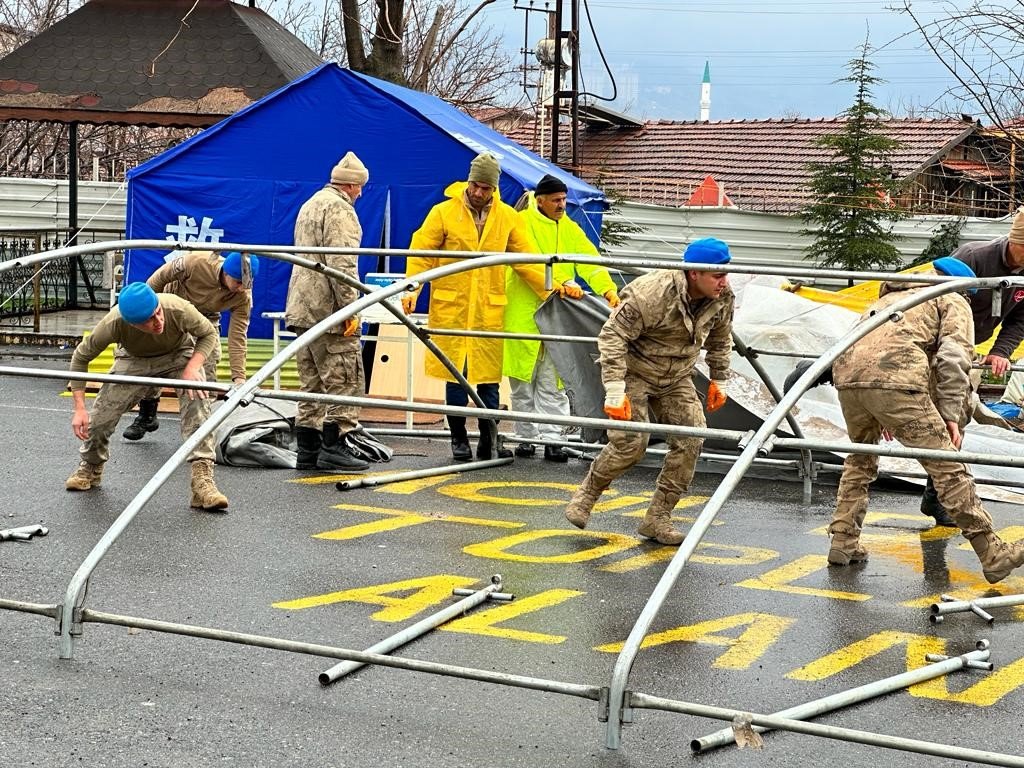 Van jandarmasının deprem bölgesindeki çalışması devam ediyor