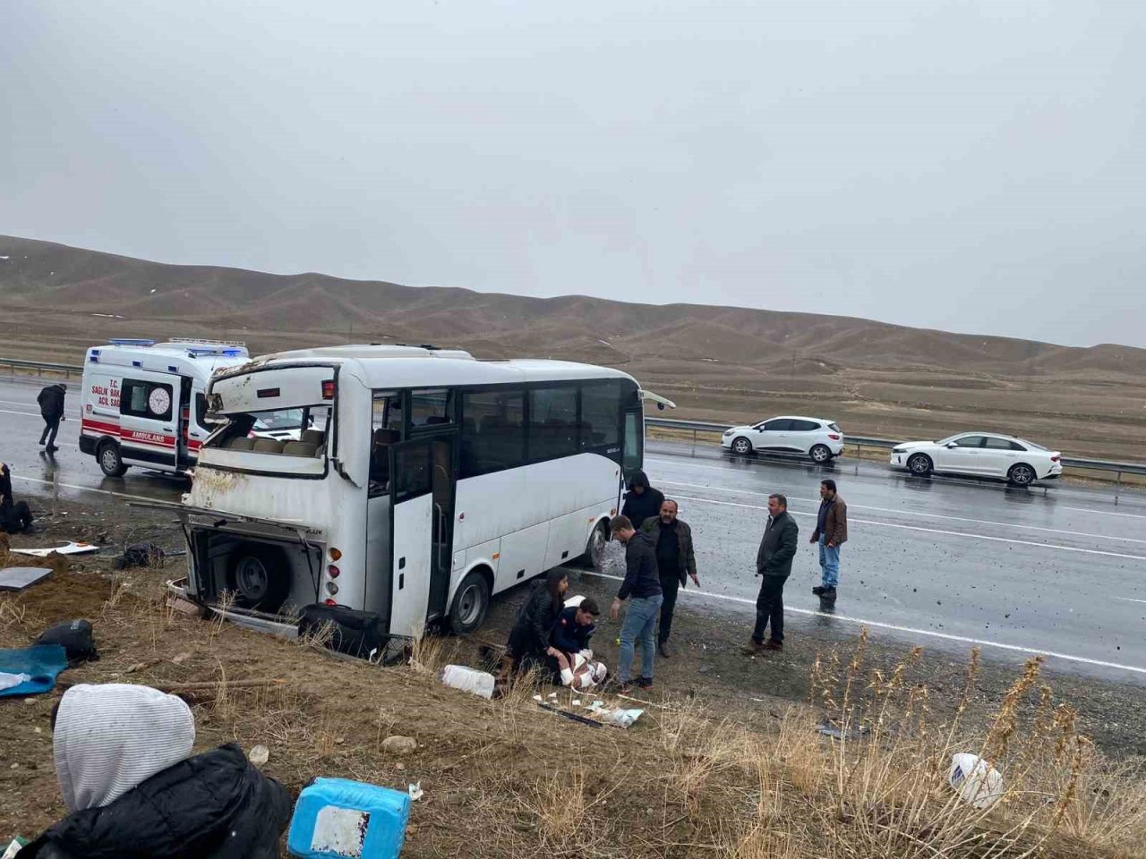 Van’da sporcuları taşıyan midibüs devrildi: Çok sayıda yaralı var