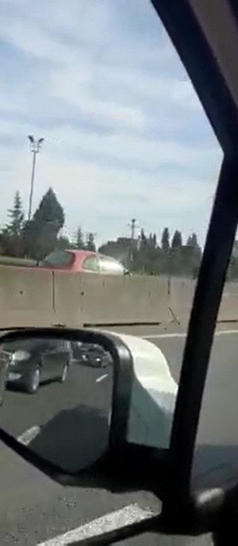 Kara yolunda ters şeritten giden otomobil sürücüsü korku saçtı