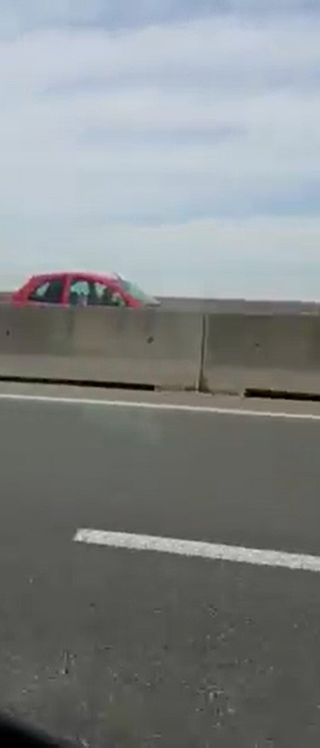 Kara yolunda ters şeritten giden otomobil sürücüsü korku saçtı