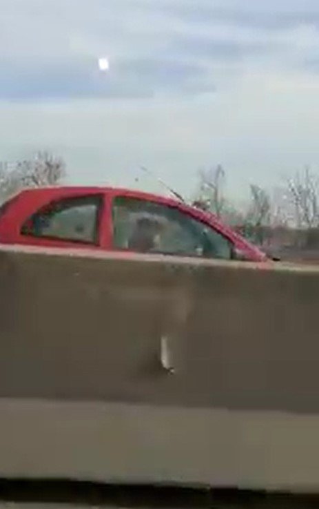 Kara yolunda ters şeritten giden otomobil sürücüsü korku saçtı