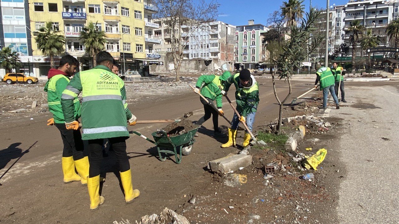 Kaldırımlarda ince temizlik yapılıyor