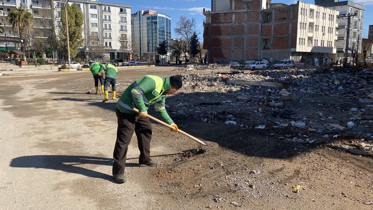 Kaldırımlarda ince temizlik yapılıyor