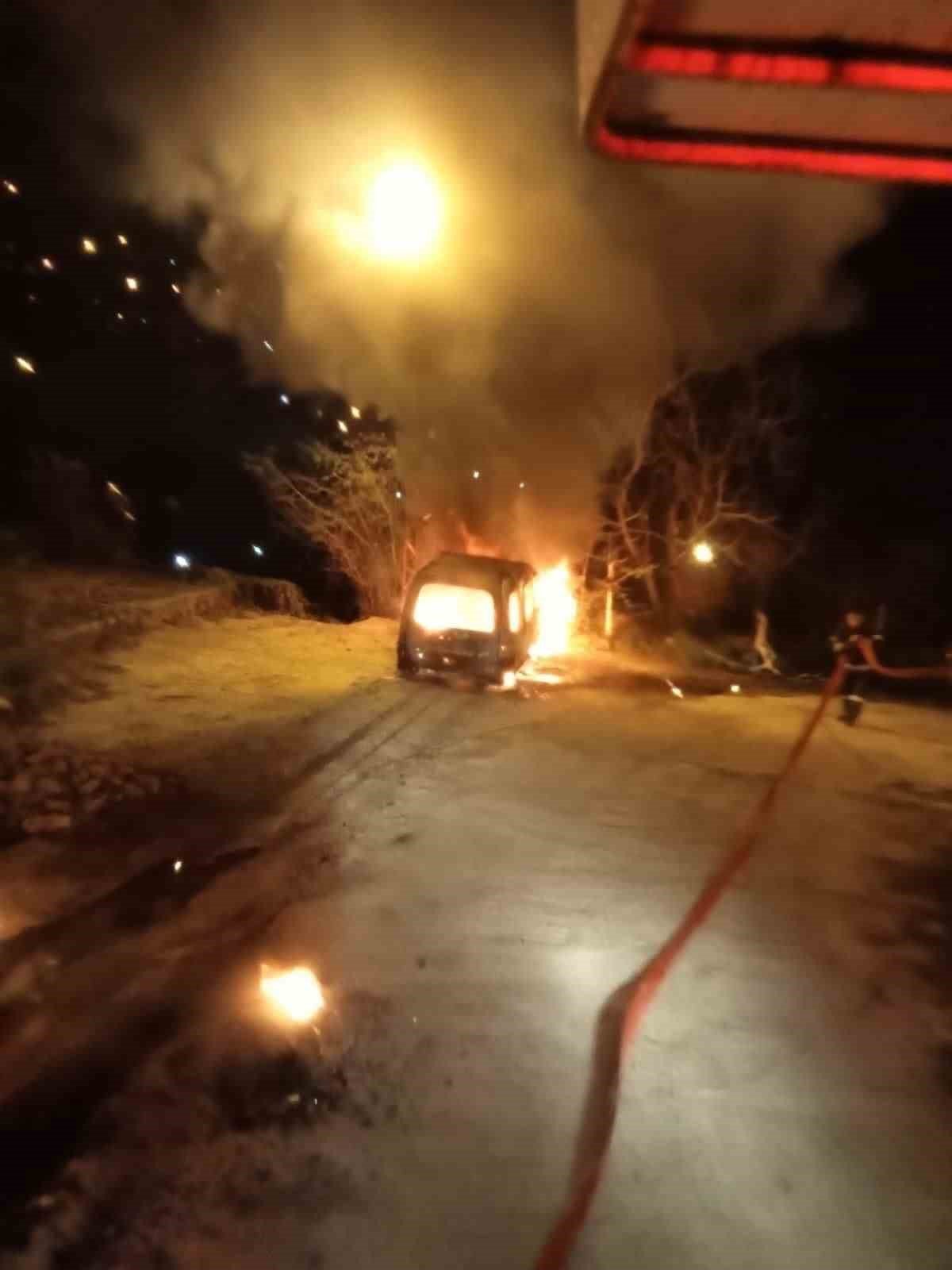 Araç ve garaj yangında kullanılamaz hale geldi