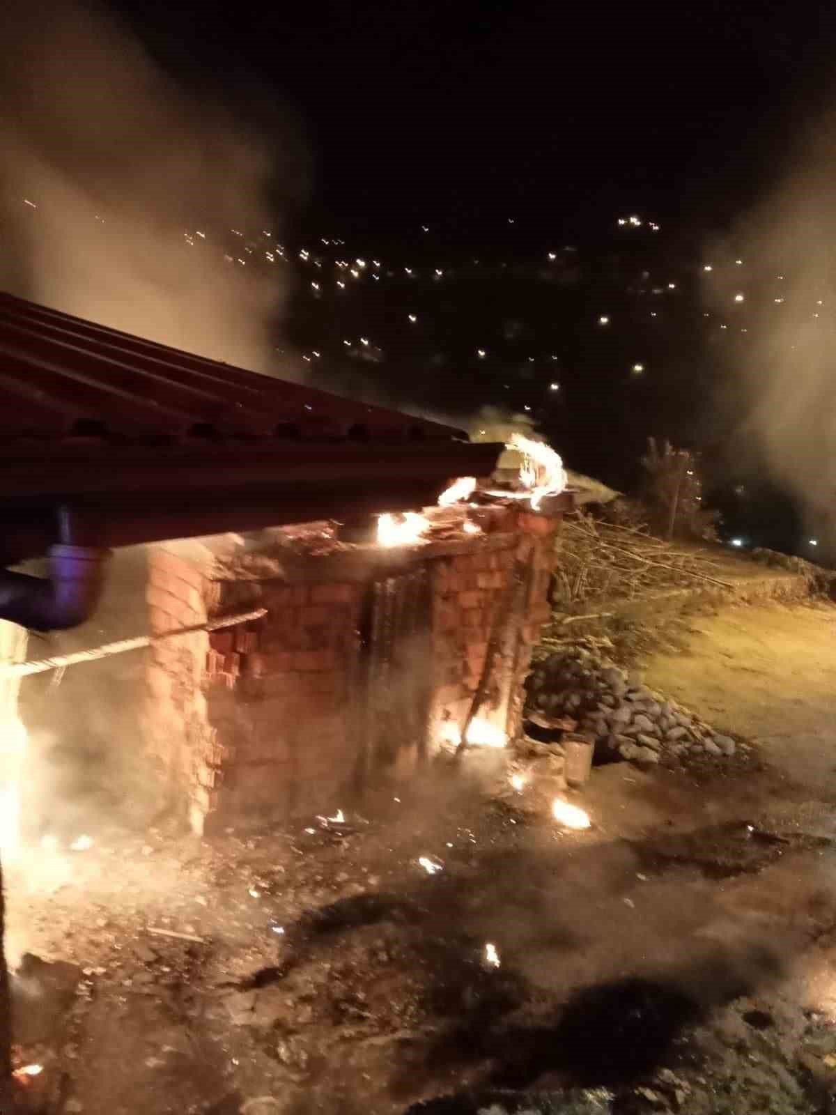 Araç ve garaj yangında kullanılamaz hale geldi