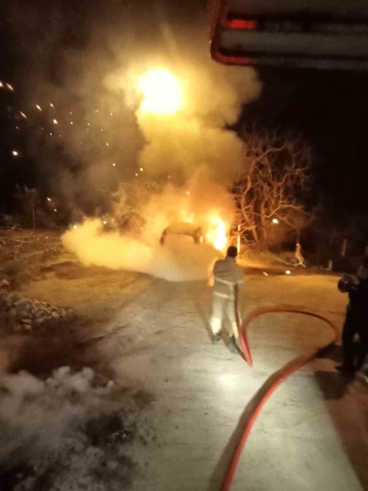 Araç ve garaj yangında kullanılamaz hale geldi