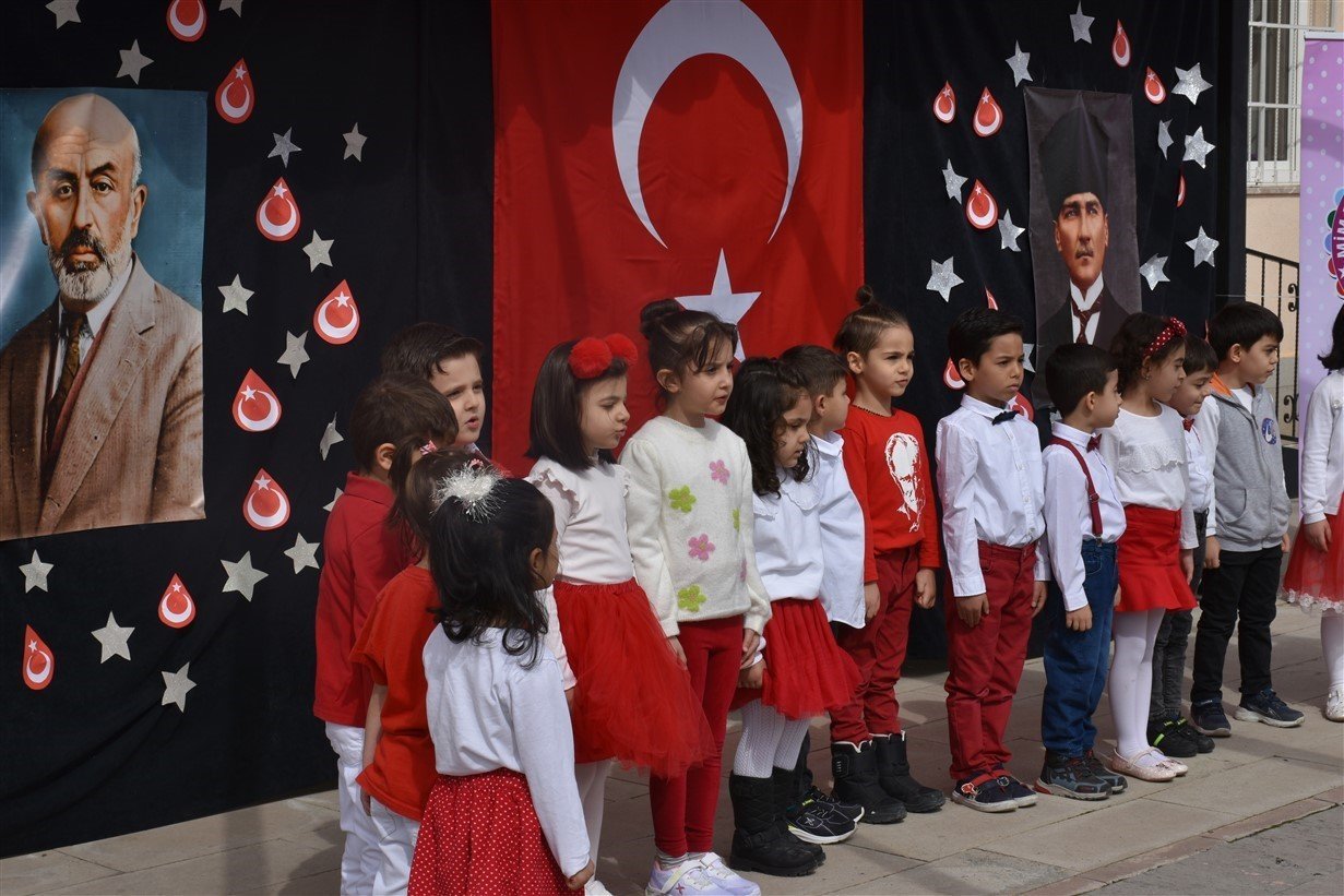 “7. Geleneksel Şanlı Bayrağım” sergisi okul bahçesinde gerçekleşti