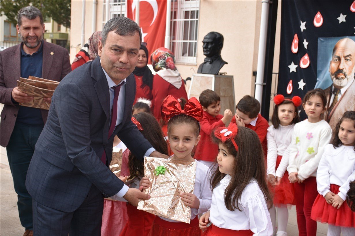 “7. Geleneksel Şanlı Bayrağım” sergisi okul bahçesinde gerçekleşti