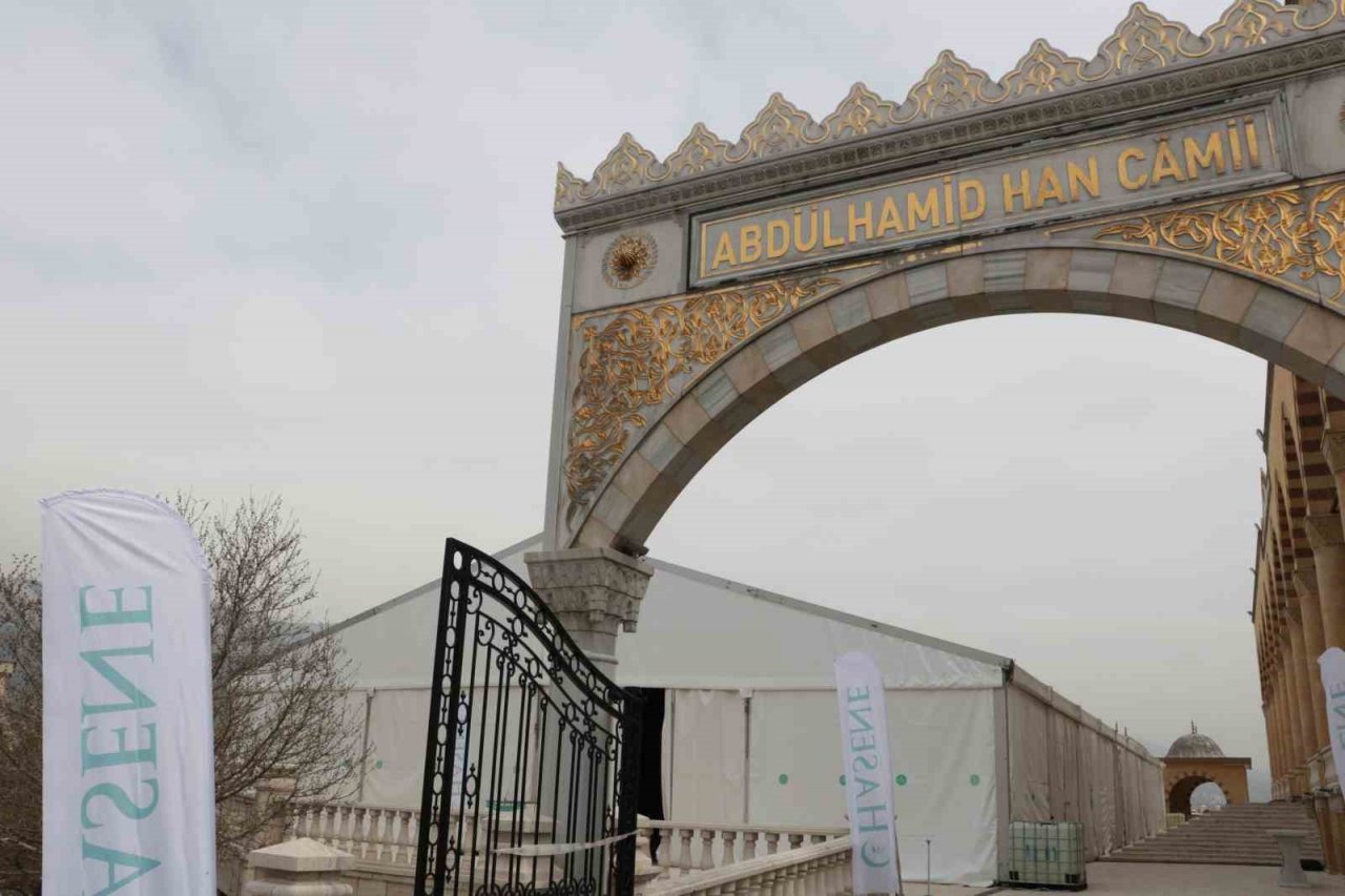 Abdülhamid Han Camii’nde teravih namazları çadırda kılınacak