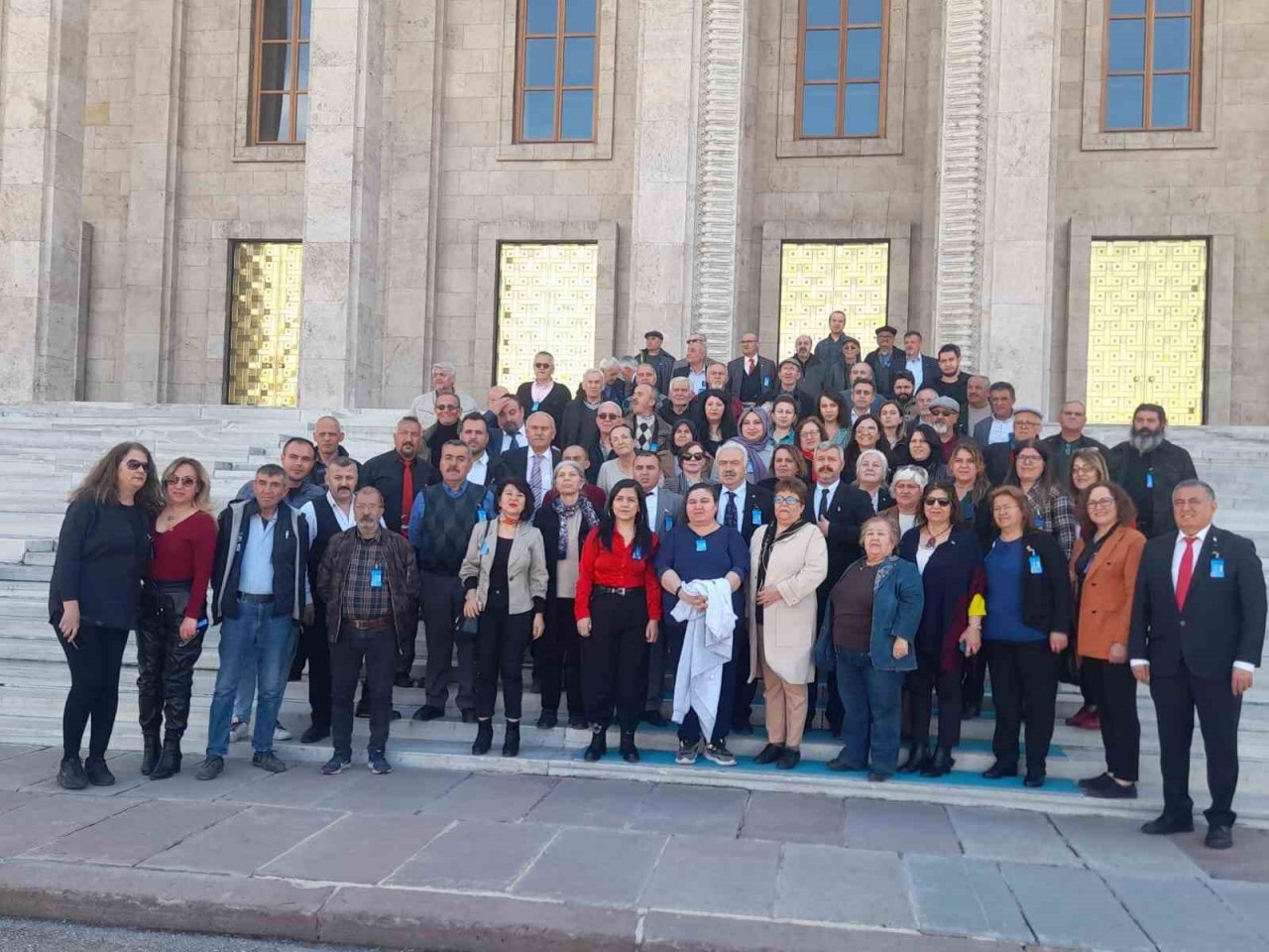 ‘Benim Vekilim İlhan Özcan’ diyen 100 kişilik ekipten Ankara çıkartması