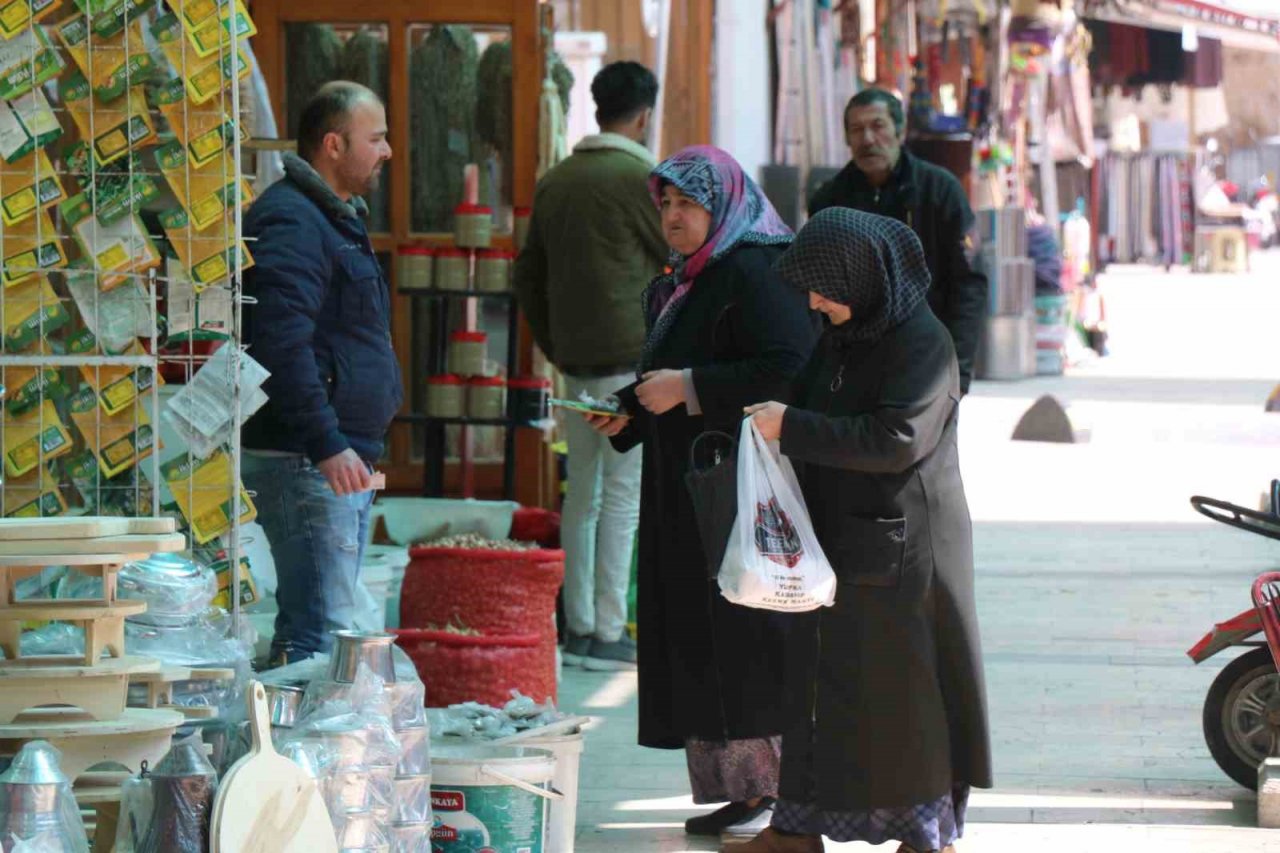 Kırşehir’in bilinen en eski çarşısında Ramazan yoğunluğu