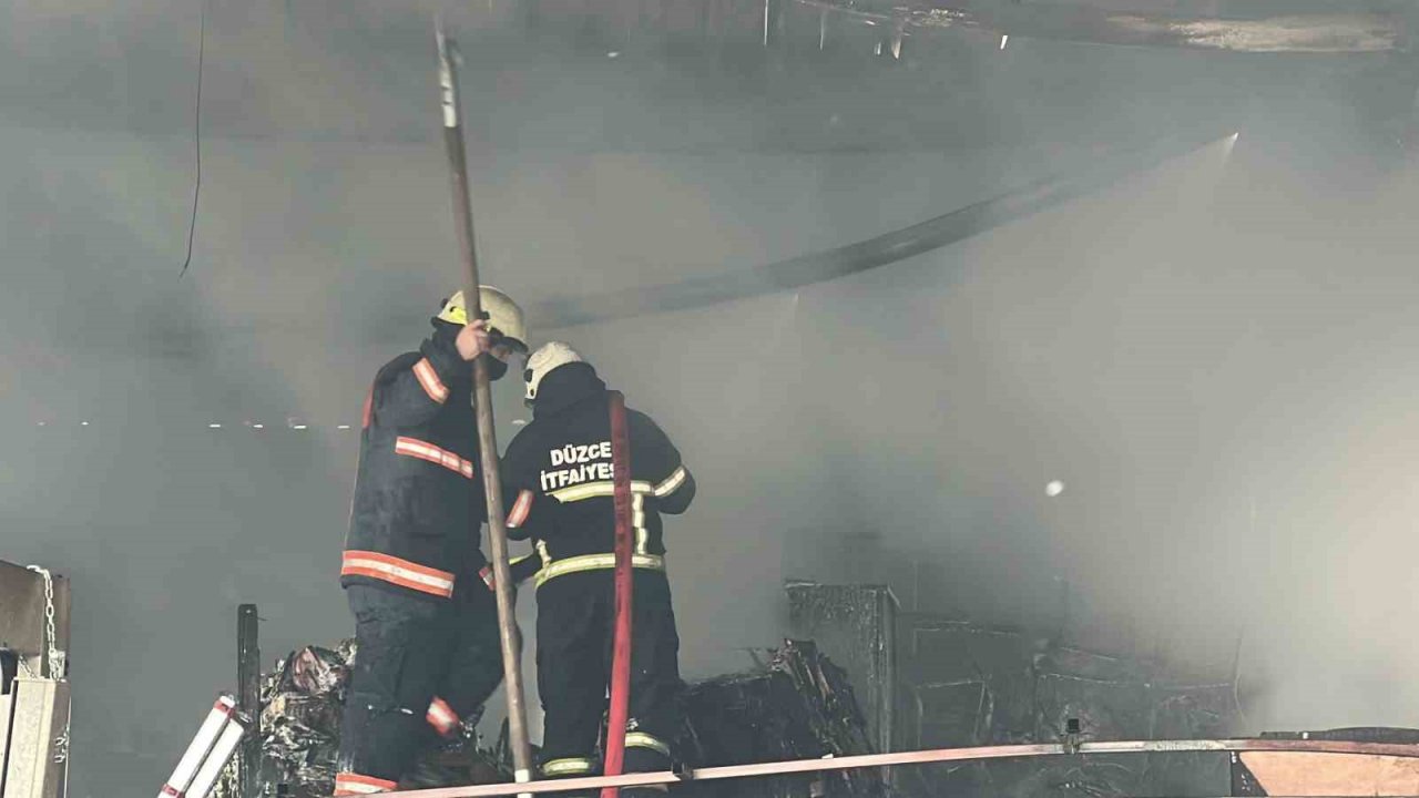 Lastik üretim tesisi alev alev yandı: Bölgedeki evler tahliye edildi